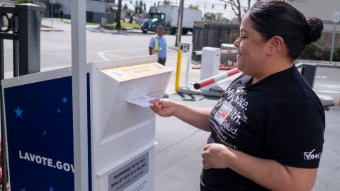 Leslie Hernández, empleada de AltaMed, vota por adelantado en uno de los centros de la clínica.