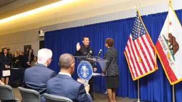 La alcaldesa de Los Ángeles, Karen Bass le toma el juramento a Dominic Choi como jefe interino del LAPD.  (Fotos  Oficina Alcaldesa Bass)