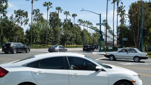 Una vista del trafico en la calle Magic Way en Anaheim.