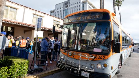 Los autobuses al Dodger Stadium salen desde Union Station y South Bay.