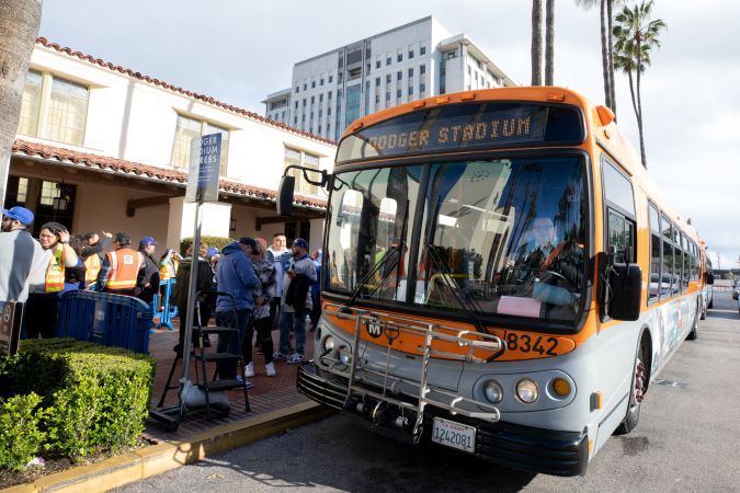 Los autobuses al Dodger Stadium salen desde Union Station y South Bay.