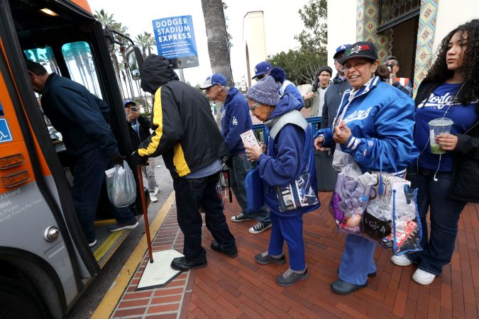 El Dodger Stadium Express es una alternativa para viajar al parque de béisbol.