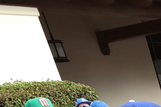 Los fans más jóvenes de los Dodgers viajan al parque en el servicio de Metro.