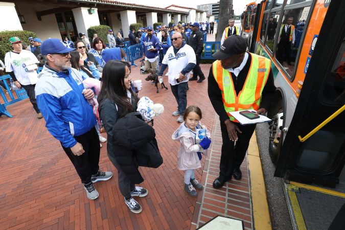 Los fans más jóvenes de los Dodgers viajan al parque en el servicio de Metro.