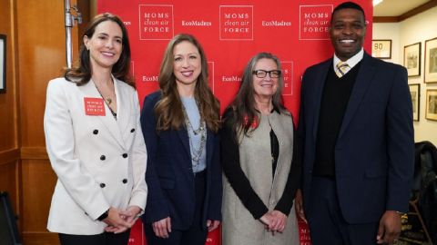 Isabel González Whitaker junto a Dominique Browning, Chelsea Clinton y el administrador
Regan en la cumbre en Washington, D.C.