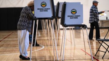 Rose Finnegan vota en el centro de votación en Santa Ana College.