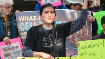 Brenda Martínez alza la voz contras las ordenanzas que permiten  la instalación de torres para celulares en cualquier parte del condado de Los Ángeles. (Fotos Sammy Sarzoza)
