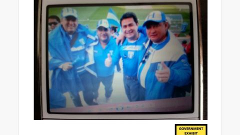 Varias fotografías de Juan Orlando Hernández fueron mostradas en la corte, como ésta de 2010 de un viaje con narcotraficantes.