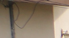 María Borda, madre de una de las víctimas, observa un altar erigido por la comunidad.