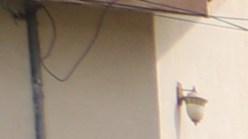 María Borda, madre de una de las víctimas, observa un altar erigido por la comunidad.