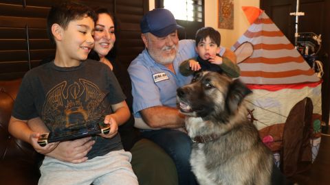Jesse y Karina con sus dos hijos.
