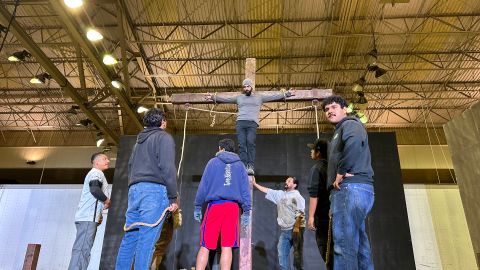 Ensayos de la obra Jesucristo Vive. (Araceli Martínez/La Opinión)