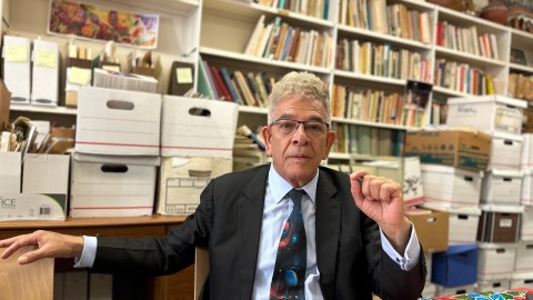El juez Miguel Ángel Gálvez, más de un año como exiliado, tras escapar de Guatemala. (Araceli Martinez/La Opinión)
