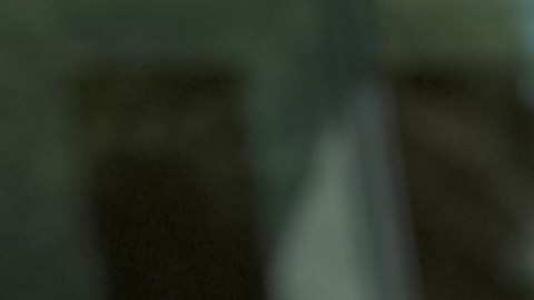 Violeta Oliveras cuida de Joan McBride, una maestra de escuela jubilada. (Araceli Martínez/La Opinión)