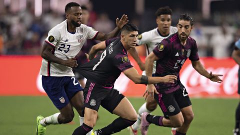 Alan Pulido en la selección de México.