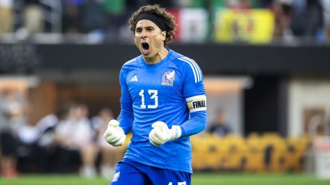 Guillermo Ochoa durante un partido de la selección de México.