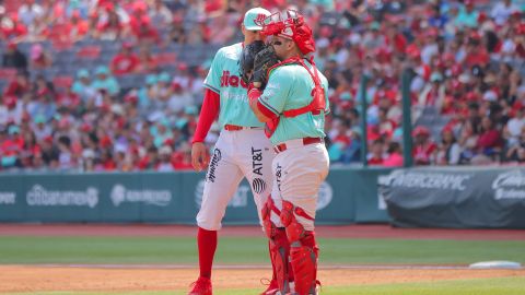 Ciudad de México, 19 de agosto de 2023. Adrian De Horta y Julián León, durante el segundo juego de la Serie de Zona de los Playoffs 2023 de la Liga Mexicana de Béisbol, entre los Diablos Rojos del México y los Pericos de Puebla, celebrado en el estadio Alfredo Harp Helú. Foto: Imago7/ Eloisa Sánchez