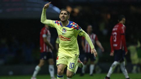 Diego Valdés celebra un tanto en la goleada de 4-0 contra Chivas en el clásico pasado de la Liga MX.