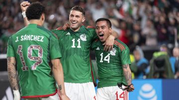 Jugadores de México celebran un gol.