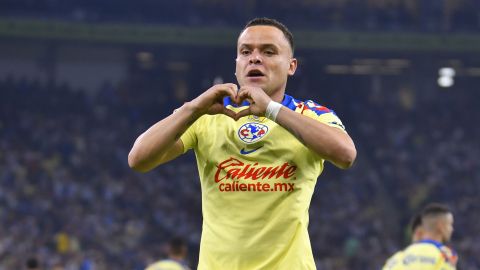 Jonathan Rodríguez celebra un gol con América.