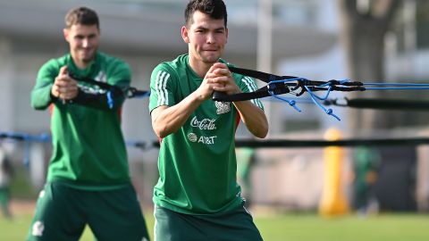 Hirving Lozano y al fondo Santiago Giménez durante un entrenamiento de la Selección de México previo al viaje a Honduras para disputar los octavos de final de la Nations Legue de la Concacaf el pasado mes de noviembre.