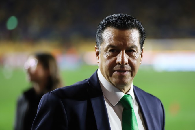 Armando Archundia, legendario árbitro mexicano que ahora dirige a la comisión de árbitros.