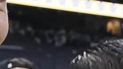 Jonathan Rodríguez levanta el trofeo del Apertura 2023.