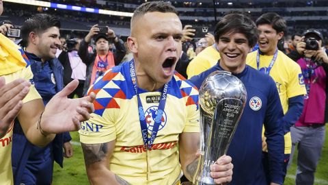 Jonathan Rodríguez levanta el trofeo del Apertura 2023.