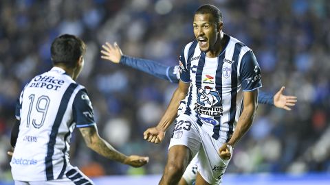 Salomón Rondón celebra un gol con Pachuca.