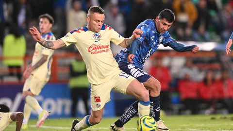 Pachuca, Hidalgo a 17 de febrero de 2024. Jonathan Rodríguez y Bryan González durante el partido correspondiente a la jornada 7 del torneo Clausura 2024 de la Liga BBVA MX, entre los Tuzos de Pachuca y las Águilas del América, realizado es el estadio Huracán. Foto: Imago7/ /Etzel Espinosa