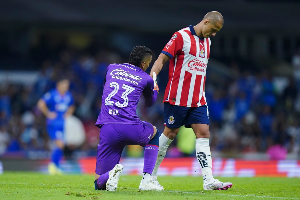 Kevin Mier y Javier "Chicharito" Hernández durante el partido de la jornada 10 del Clausura 2024 que disputaron el Cruz Azul y las Chivas de Guadalajara el pasado fin de semana en el Estadio Azteca.