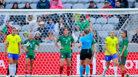 San Diego, California, Estados Unidos, 6 de marzo de 2024. Mary Tori Penso, árbitra central muestra tarjeta roja de expulsión a Nicolette Hernández, durante el partido de Semifinales de la Copa Oro W 2024 de la CONCACAF, entre la Selección de Brasil Femenil y Selección Nacional de México Femenil, celebrado en el Snapdragon Stadium. Foto: Imago7/ Eloisa Sánchez