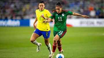Jacqueline "La Maga" Ovalle al ataque por México frente a la brasileña Antónia en juego semifinal de la Copa Oro W.