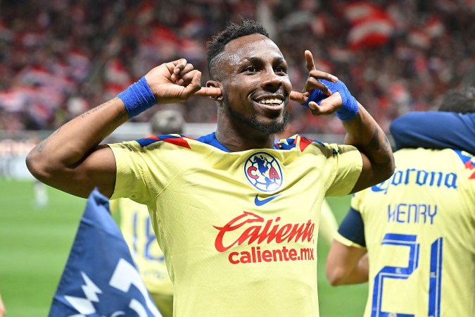 El delantero Julián Quiñones reaccionando a los gritos racistas que recibió tras anotar su gol en la victoria de las Águilas del América ante las Chivas de Guadalajara en el estadio Akron.