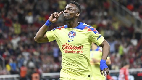 Julián Quiñones celebra su gol contra Chivas en la Copa de Campeones de Concacaf.