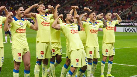 Jugadores de América celebran uno de los goles que le anotaron a Chivas en el juego de ida.