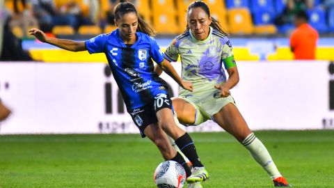 San Nicolás de los Garza, Nuevo León a 8 de Marzo de 2024. Solange Lemos y Liliana Mercado, durante el partido correspondiente a la jornada 10 del torneo Clausura 2024 de la Liga BBVA MX Femenil, entre las Tigres de la UANL y Gallos Blancos de Querétaro, realizado en el Estadio Universitario. Foto: Imago7/ Juan Angel Ovalle