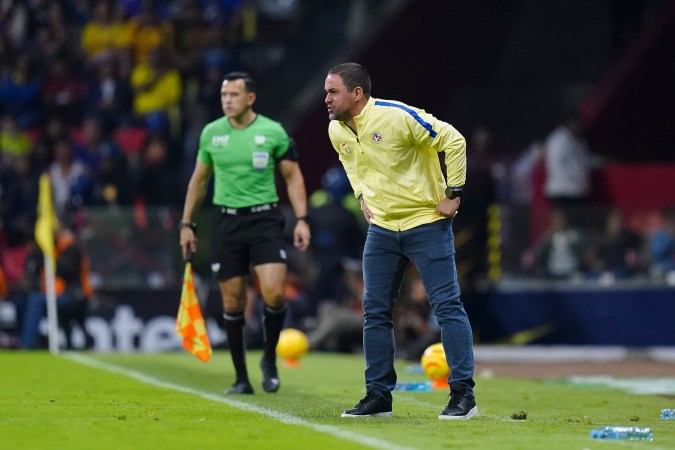 André Jardiné, director técnico de las Águilas del América durante el partido ante los Tigres de la UANL este sábado por el Torneo Clausura 2024 que terminó en victoria para el cuadro azulcrema.
