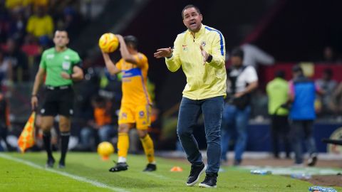 André Jardiné, director técnico de las Águilas del América, dando indicaciones al borde del campo durante el partido a ante los Tigres de la UANL correspondiente a la jornada 11 del Torneo Clausura 2024.