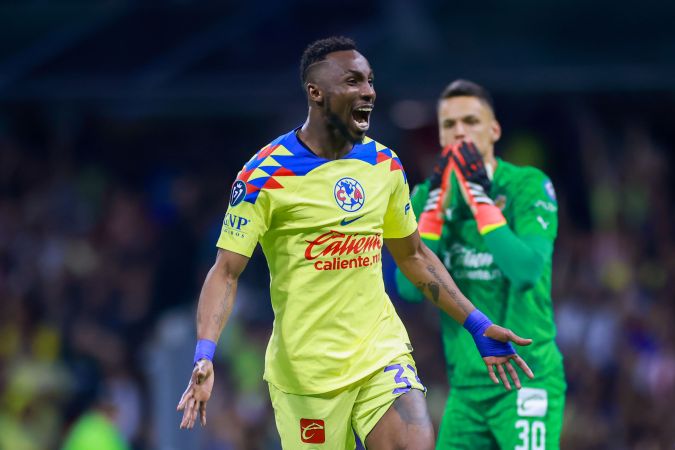 Julián Quiñones celebrando una de las anotaciones de las Águilas del América ante las Chivas de Guadalajara en el partido de vuelta de los octavos de final de la Copa de Campeones de la Concacaf.