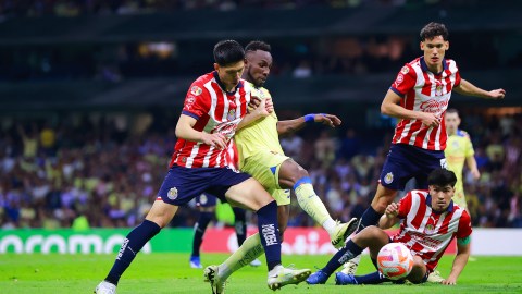 Juan Aguayo marcando a Julián Quiñones durante el partido de vuelta de los octavos de final de la Copa de Campeones de la Concacaf entre las Águilas del América y las Chivas de Guadalajara.