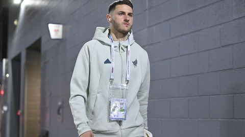 Santiago Giménez a su llegada al AT&T Stadium para lo que será la final de la Nations League de la Concacaf que disputará México ante Estados Unidos.