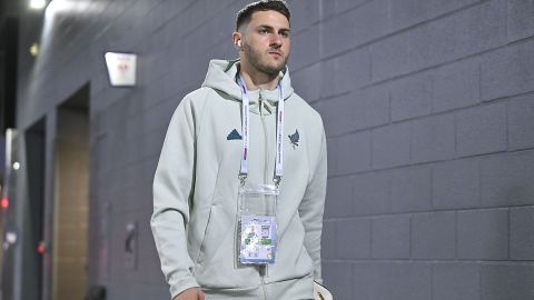 Santiago Giménez a su llegada al AT&T Stadium para lo que será la final de la Nations League de la Concacaf que disputará México ante Estados Unidos.