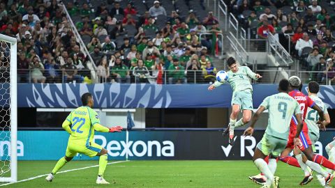 Edson Álvarez remata para anotar el primer gol de México contra Panamá en juego de semifinales de la Nations League.