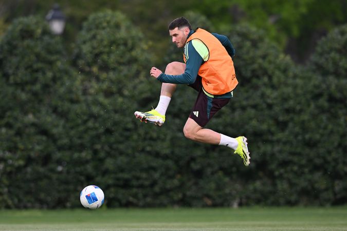 Santiago Giménez durante uno de los entrenamientos de la Selección de México previo al compromiso de este domingo ante Estados Unidos.