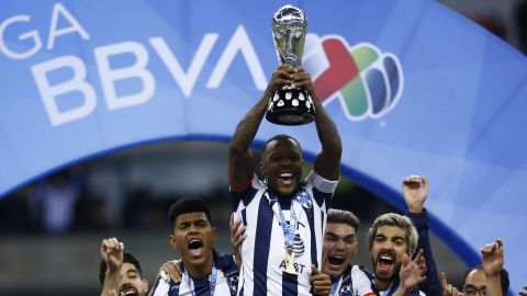 Dorlan Pabón levanta el trofeo de la Liga MX que ganó con Monterrey en el Torneo Apertura 2019.