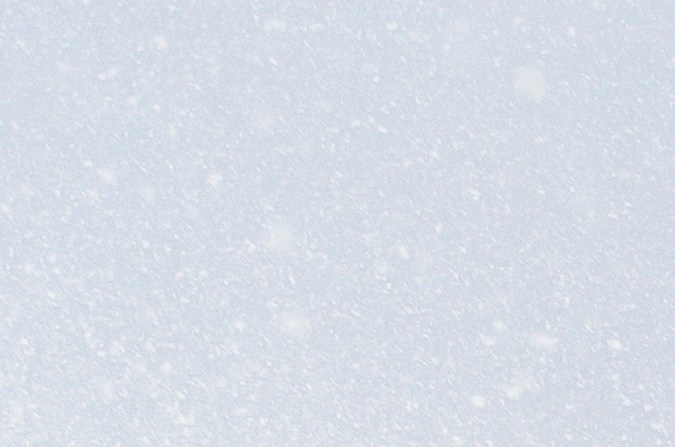 El empleado remueve nieve de la línea lateral del campo durante el partido entre Real Salt Lake y LAFC.