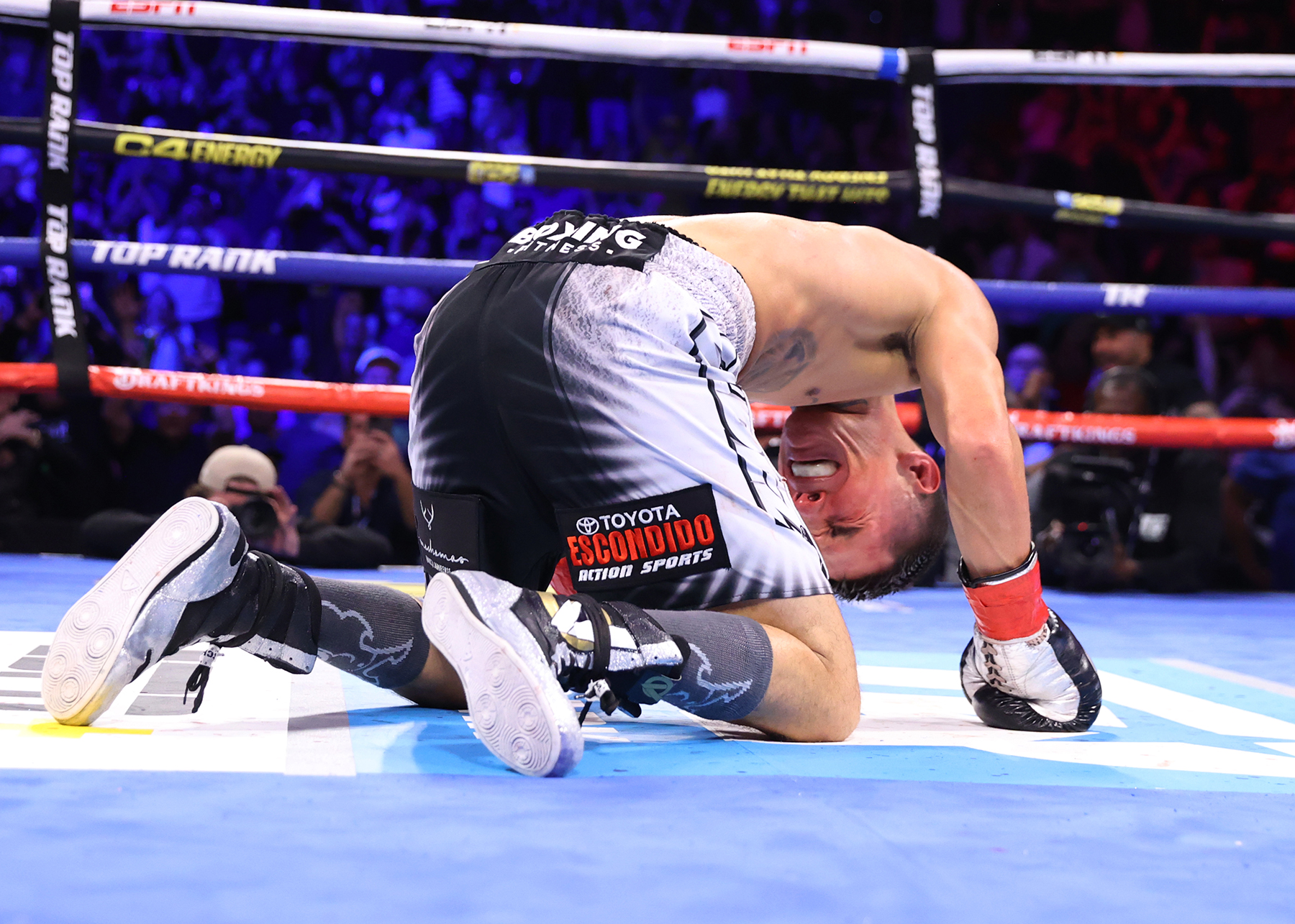Óscar Valdez se tira a la lona lleno de emoción luego de conquistar un nuevo campeonato mundial en su carrera al noquear al peligroso Liam Wilson en Arizona.