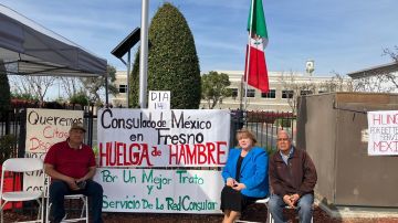 Ángel Noriega junto con otros compañeros realizaron una huelga de hambre fuera del Consulado de México en Fresno. (Cortesía Ángel Noriega)