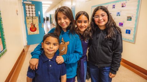 Santa Mónica Blvd. Community Chárter School atiende a 800 estudiantes en Los Ángeles.